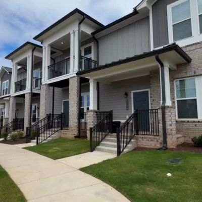 Our B4 townhome is pretty iconic! 1,805 sqft, 2 bedrooms, 2 1/2 bathrooms, 2 outdoor parking spaces and a GORGEOUS balcony. Call today to secure your home today before they’re all gone! 

#townhome #fortmillsc #northwoodravin #indianlandsc #luxuryliving #reels #newconstruction #fortmillliving #rentalneighborhood