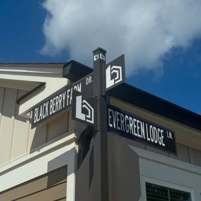 📍Attention to detail is our signature—right down to the street signs. You’ll see it woven throughout every inch of our community. #LodgesAtFortMill #LuxuryLiving #DesignedWithCare #indianland #sc #nc #lakewylie #tegacay #brandnewhome
