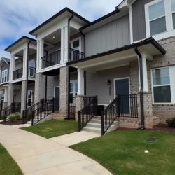 Our B4 townhome is pretty iconic! 1,805 sqft, 2 bedrooms, 2 1/2 bathrooms, 2 outdoor parking spaces and a GORGEOUS balcony. Call today to secure your home today before they’re all gone! 

#townhome #fortmillsc #northwoodravin #indianlandsc #luxuryliving #reels #newconstruction #fortmillliving #rentalneighborhood